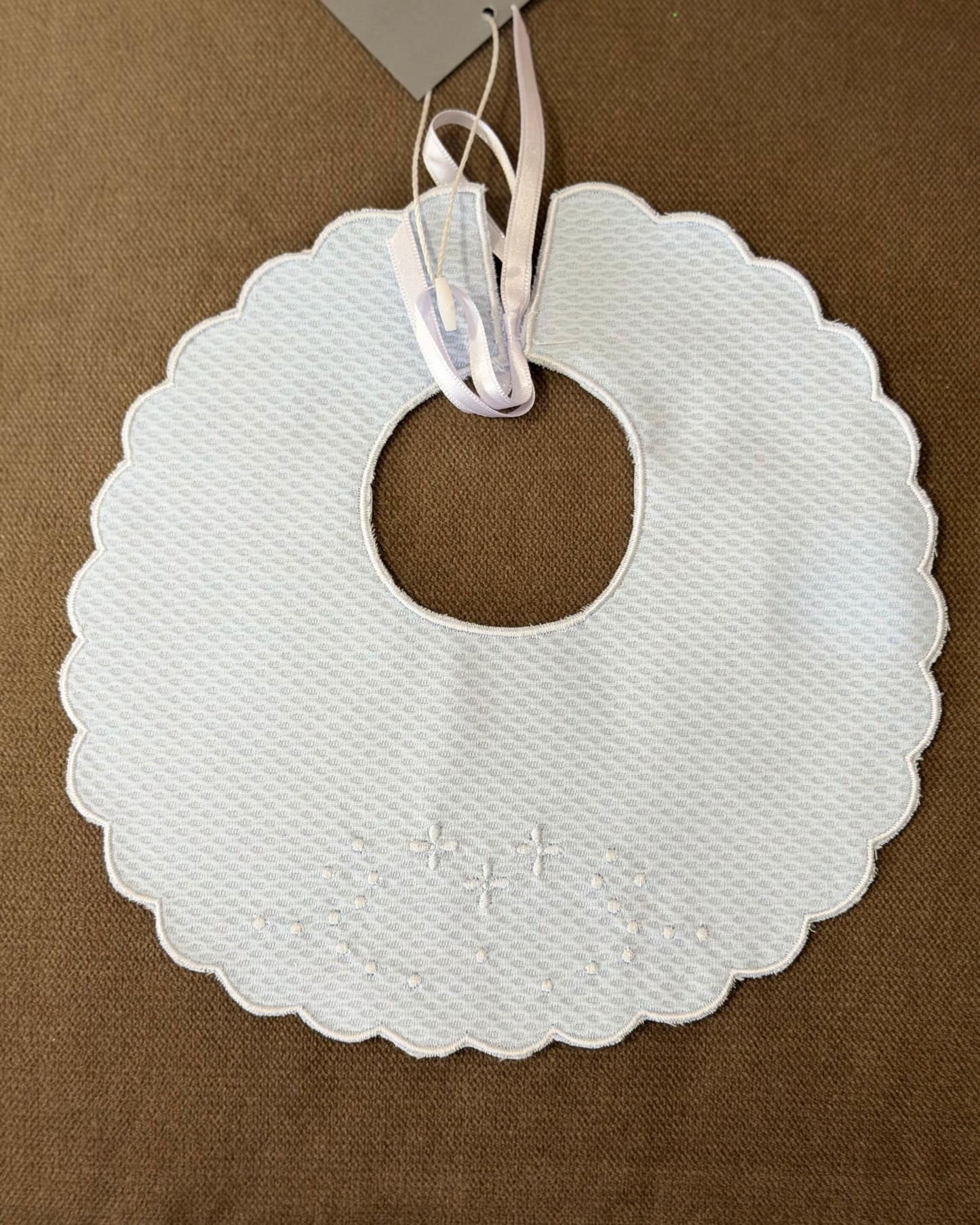 Babero Celeste con Blanco