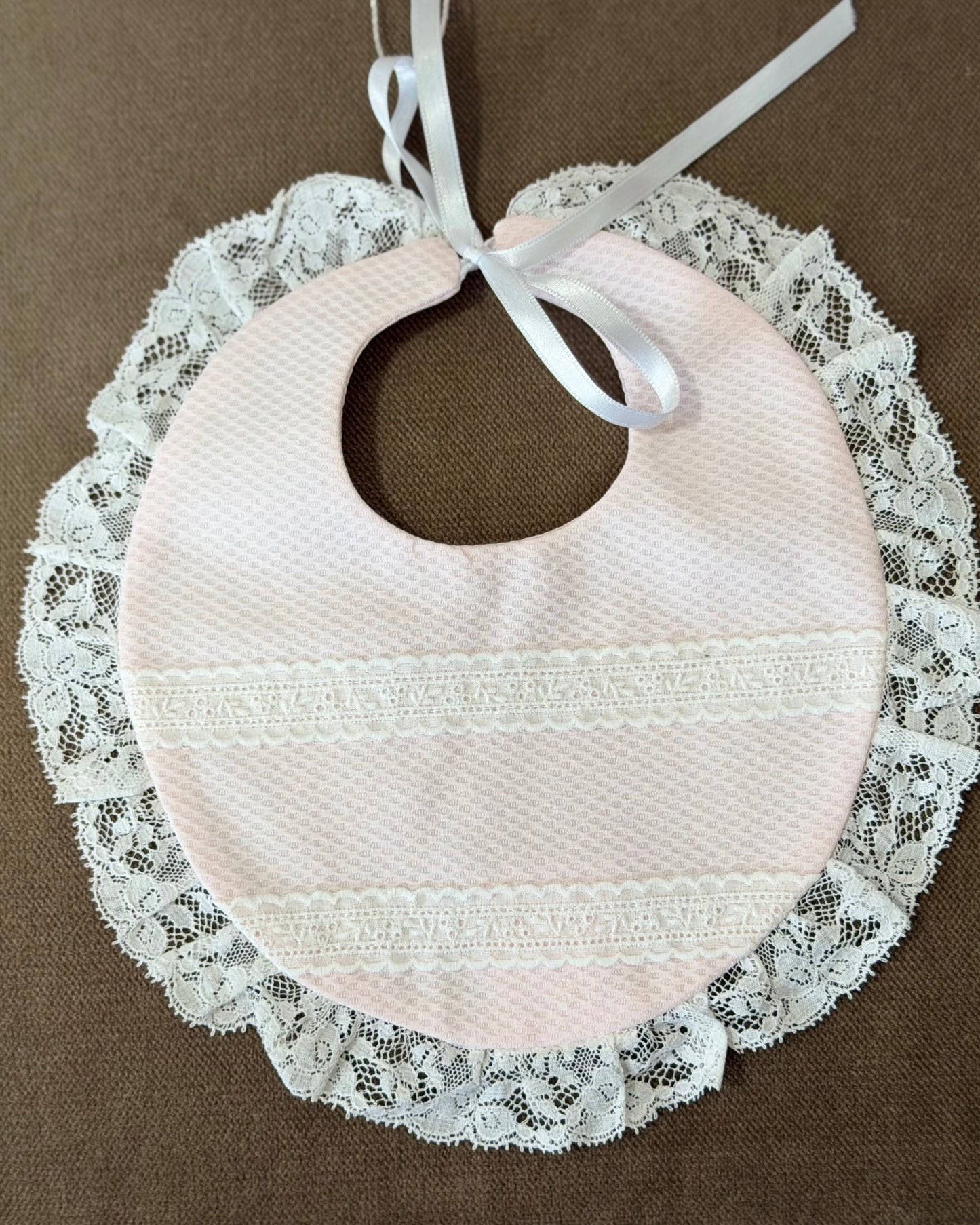 Babero Rosa con encaje Blanco