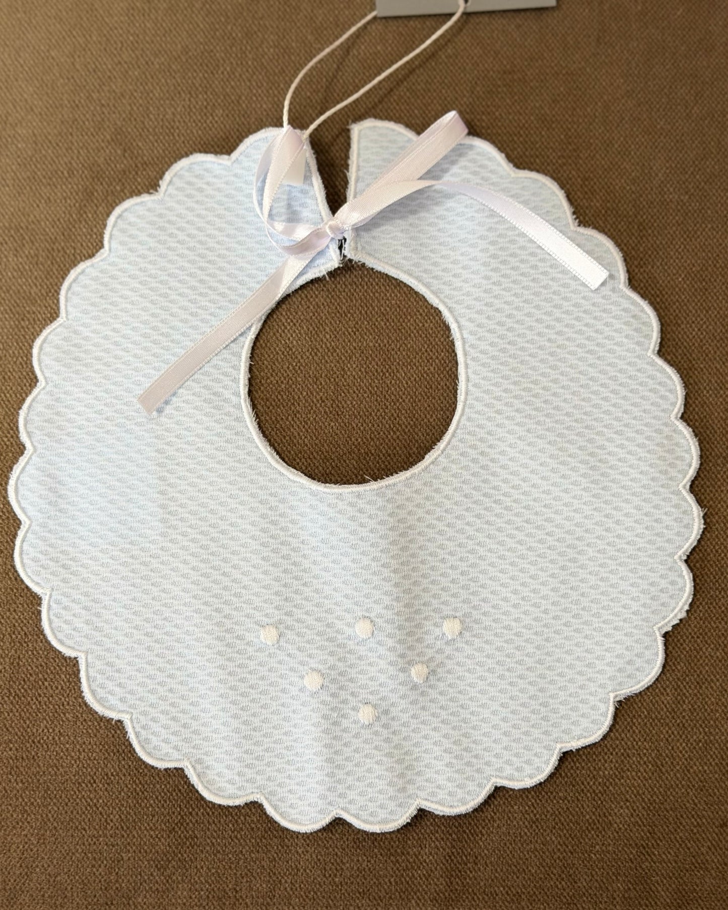 Babero Celeste con Blanco