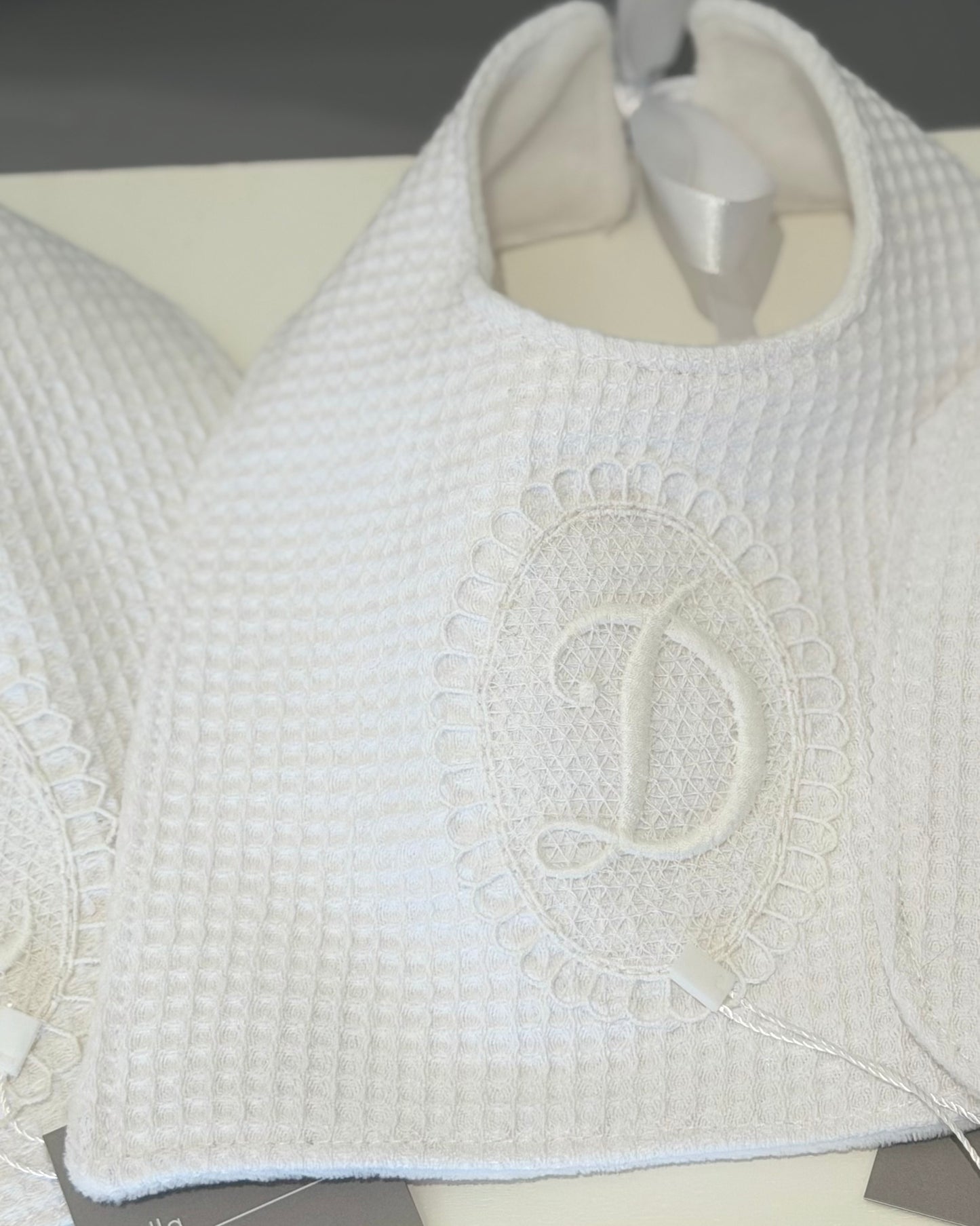 Babero pique con inicial